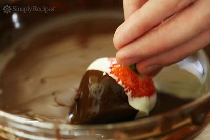 Wie man Schokolade getauchte Erdbeeren Tuxedo-Rezept