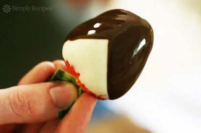 Wie man Schokolade getauchte Erdbeeren Tuxedo-Rezept
