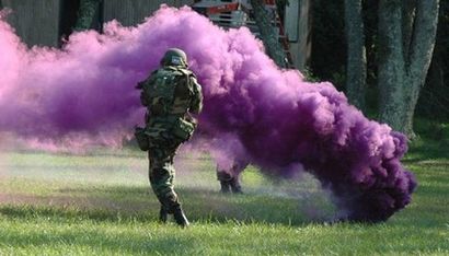Comment faire des bombes fumigènes colorés, sciencing