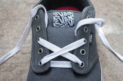 Wie man Cool Designs mit Schnürsenkeln für Vans, eHow