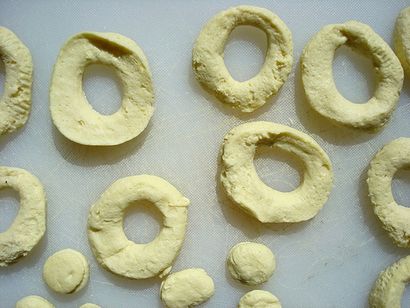 Wie man Donuts Biscuits aus einer Tube