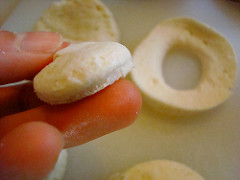 Wie man Donuts Biscuits aus einer Tube