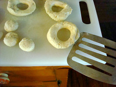 Wie man Donuts Biscuits aus einer Tube