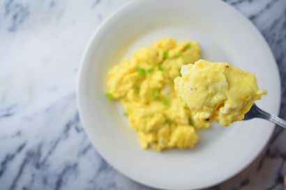 Comment faire facile Cheesy Fluffy Oeufs brouillés - Eats simple santé