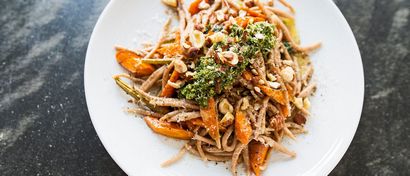 Wie man handgerollte Nudeln und Karotten-Top Pesto - Bruce Kalman
