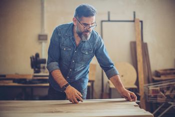 Wie man Louvers für Türen und Fensterläden