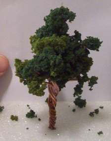 Wie man Miniatur-Bäume für Dioramen und Modelleisenbahnen machen