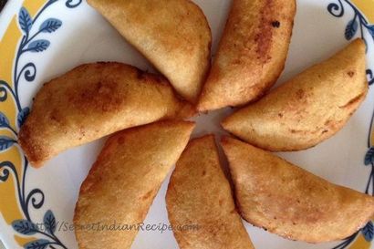 Comment faire Olya Naralachi Karanji (Maharashtrian Fried doux avec frais de remplissage de noix de coco) - Indien
