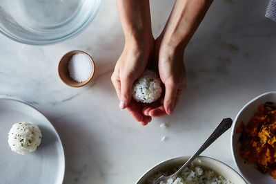 Comment faire Onigiri (japonais de riz Balls) une manière qui