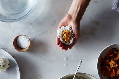 Comment faire Onigiri (japonais de riz Balls) une manière qui