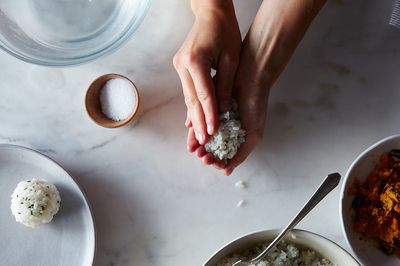 Comment faire Onigiri (japonais de riz Balls) une manière qui