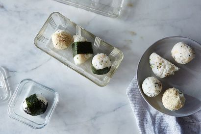 Wie man Onigiri (japanische Reisbällchen) Jede Welchen Weg (die) Wie man Onigiri (japanische Reisbällchen) Jede Which Way