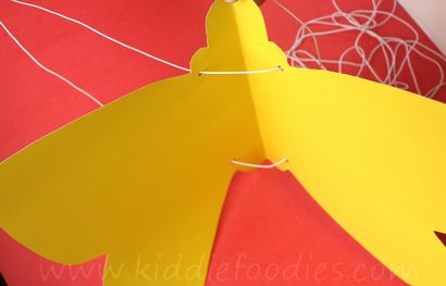 Comment faire des ailes de papillon en papier - costume enfants bricolage - Kiddie Foodies