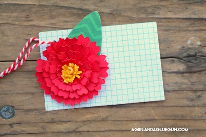 Comment faire des fleurs en papier - Une fille et un pistolet à colle