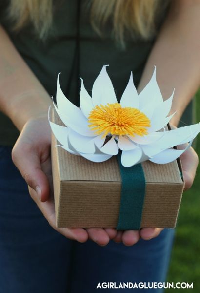 Comment faire des fleurs en papier - Une fille et un pistolet à colle