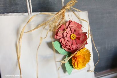 Wie man Papierblumen machen - Ein Mädchen und ein Klebepistole