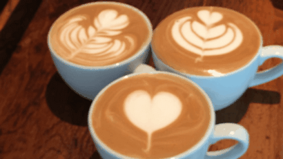 Wie mit aufgeschäumter Milch Perfekt Latte Art Make