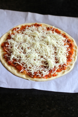 Wie macht man Pizza zu Hause - Selbst gemachte Pizza-Rezept - Easy Pizza-Rezept