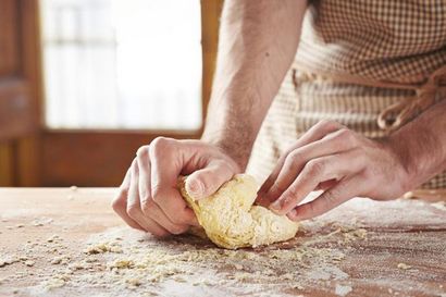 Wie man Pizza-Teig mit nur selbsttreibend Flour