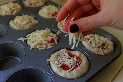Wie man Pizza-Muffins aus Biscuits