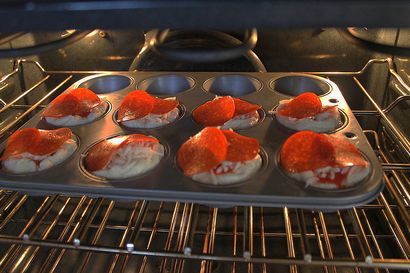 Wie man Pizza-Muffins aus Biscuits