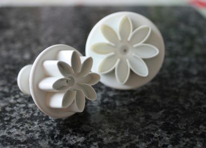 Comment faire des fleurs simples - sugarpaste gâteaux, fait cuire au four - biscuits