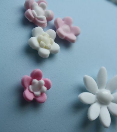 Comment faire des fleurs simples - sugarpaste gâteaux, fait cuire au four - biscuits