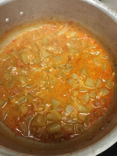 Wie man sorakaya Tomaten-Curry machen