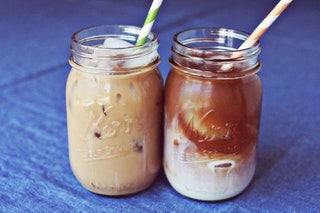 Wie man Starbucks Eiskaffee Getränke wie zu Hause Ihre Craving zu Befriedigen