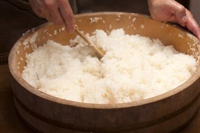 Wie man Sushi-Reis zu Hause