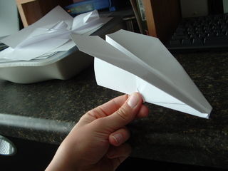 Comment faire le meilleur avion en papier le Harrier 8 étapes