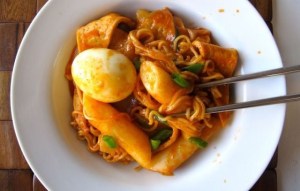 Comment faire Tteokbokki Recette - Meilleur épicé gâteau de riz coréen!