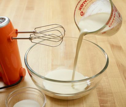 Comment faire la crème fouettée 8 façons - vaisselle Allrecipes