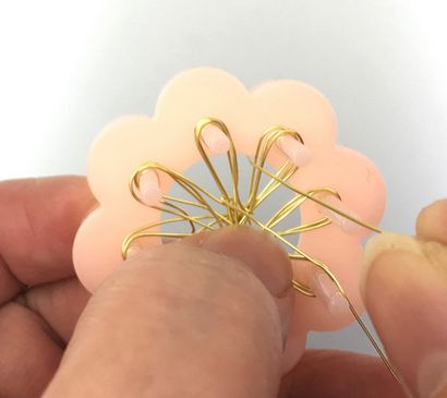 Comment faire Fil Fleur Boucles d'oreilles en utilisant un mini Loom fleur ~ Le perlage Gem Journal s
