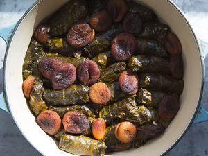 Wie Sie Ihr eigenes Dolmas (Gefüllte Weinblätter) für Perfect Mezze Platten machen, SAVEUR