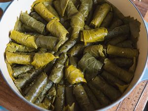 Wie Sie Ihr eigenes Dolmas (Gefüllte Weinblätter) für Perfect Mezze Platten machen, SAVEUR