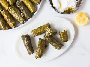 Wie Sie Ihr eigenes Dolmas (Gefüllte Weinblätter) für Perfect Mezze Platten machen, SAVEUR