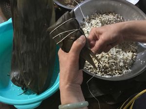 Wie man Zongzi, Chinesisch Sticky Rice Knödel, SAVEUR