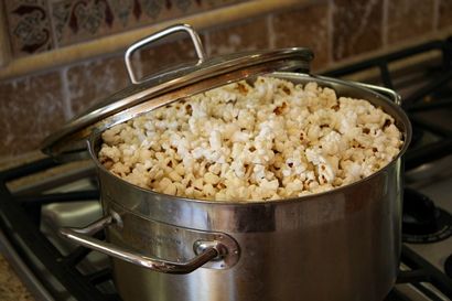 Wie man Pop Popcorn auf dem Herd