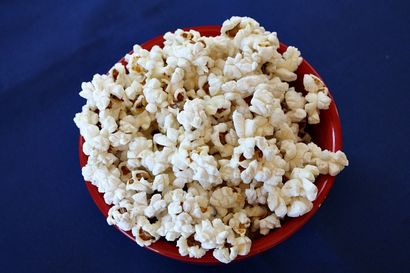 Wie man Pop Popcorn auf dem Herd