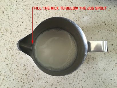 Wie man Dampf-Milch für Barista Coffee