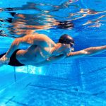 Wie die Brustschwimmtechnik schwimmen