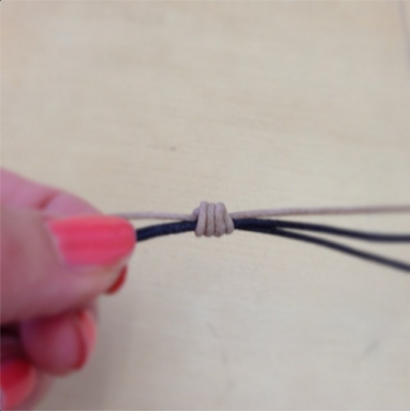 Comment attacher un noeud simple glissement pour les bracelets et colliers