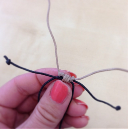 Comment attacher un noeud simple glissement pour les bracelets et colliers