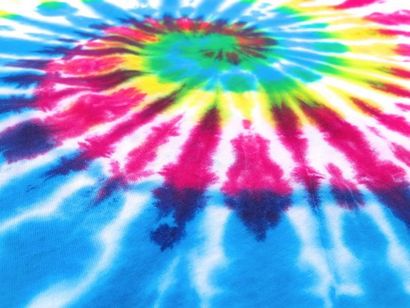 Comment Tie Dye une chemise blanche de 14 étapes (avec photos)