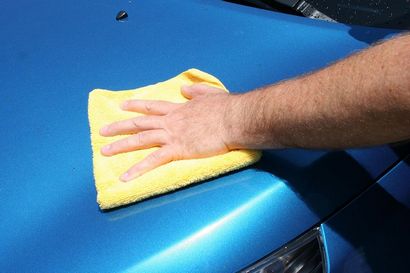 Wie man ein Auto wie die Profis waschen