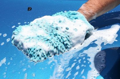 Wie man ein Auto wie die Profis waschen