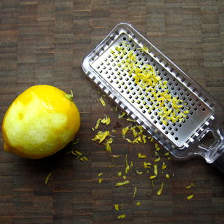 Comment Zest un citron 4 étapes (avec photos)