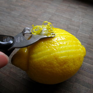 Comment Zest un citron 4 étapes (avec photos)