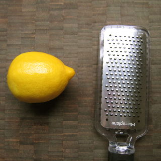 Comment Zest un citron 4 étapes (avec photos)